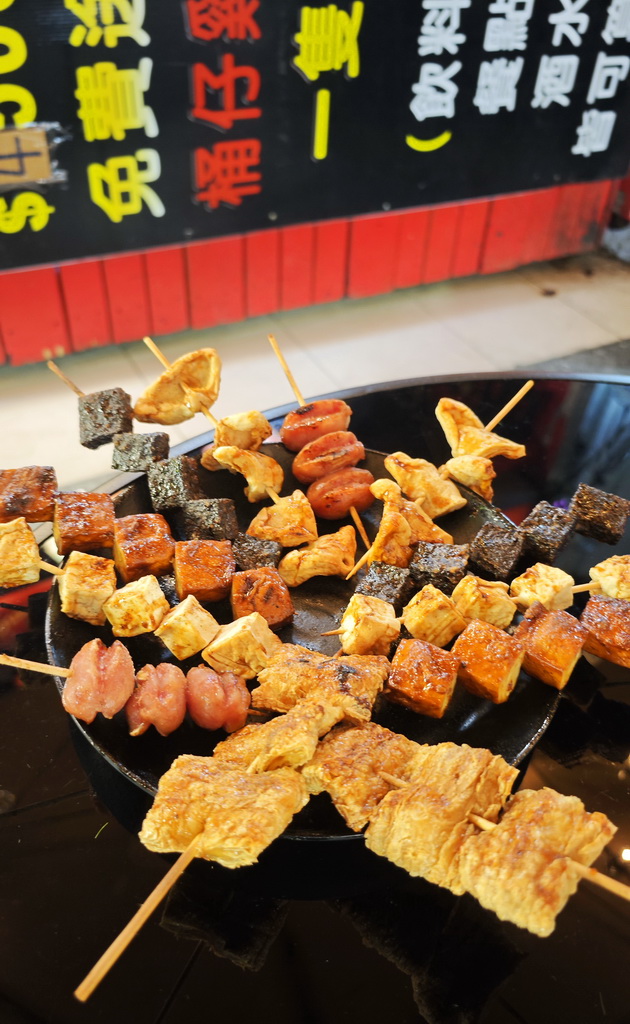 【雞老闆桶仔雞】士林夜市人氣聚餐地標|金黃酥脆烤雞、KTV歡聚、學生優惠一次滿足 - 老爺爺與小老婆