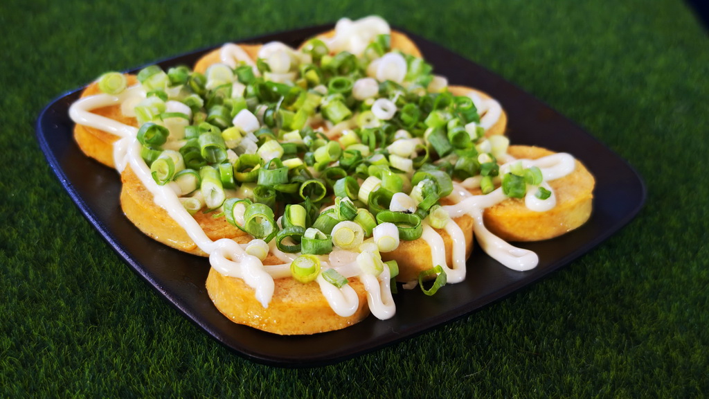 【雞老闆桶仔雞】士林夜市人氣聚餐地標|金黃酥脆烤雞、KTV歡聚、學生優惠一次滿足 - 老爺爺與小老婆