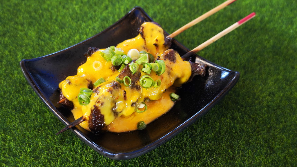 【雞老闆桶仔雞】士林夜市人氣聚餐地標|金黃酥脆烤雞、KTV歡聚、學生優惠一次滿足 - 老爺爺與小老婆