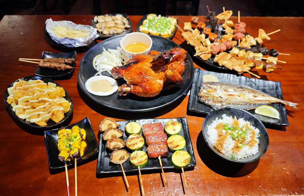 【雞老闆桶仔雞】士林夜市人氣聚餐地標|金黃酥脆烤雞、KTV歡聚、學生優惠一次滿足 - 老爺爺與小老婆