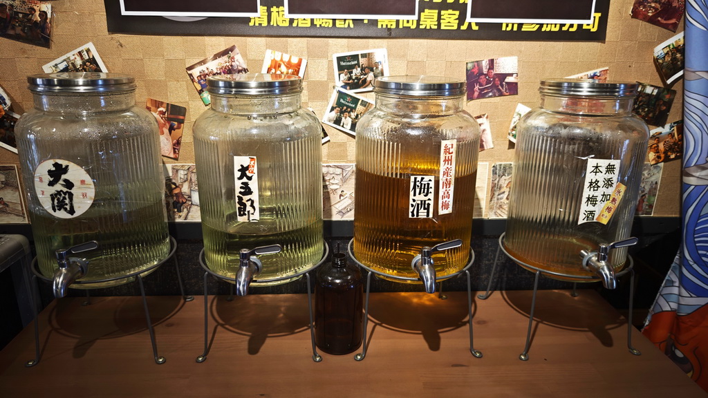 【雞老闆桶仔雞】士林夜市人氣聚餐地標|金黃酥脆烤雞、KTV歡聚、學生優惠一次滿足 - 老爺爺與小老婆