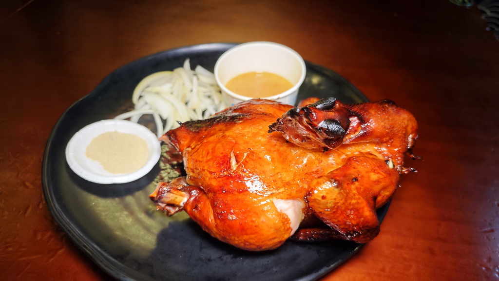 【雞老闆桶仔雞】士林夜市人氣聚餐地標|金黃酥脆烤雞、KTV歡聚、學生優惠一次滿足 - 老爺爺與小老婆