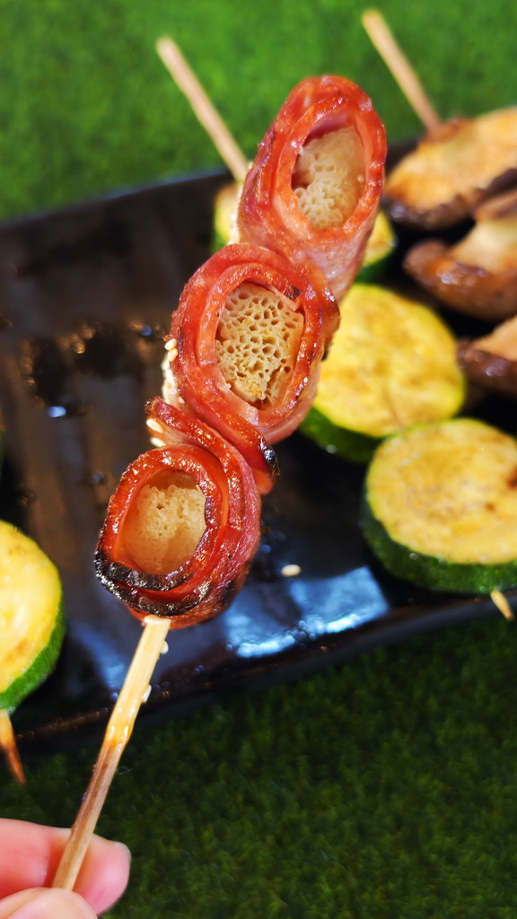 【雞老闆桶仔雞】士林夜市人氣聚餐地標|金黃酥脆烤雞、KTV歡聚、學生優惠一次滿足 - 老爺爺與小老婆