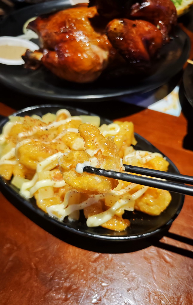 【雞老闆桶仔雞】士林夜市人氣聚餐地標|金黃酥脆烤雞、KTV歡聚、學生優惠一次滿足 - 老爺爺與小老婆