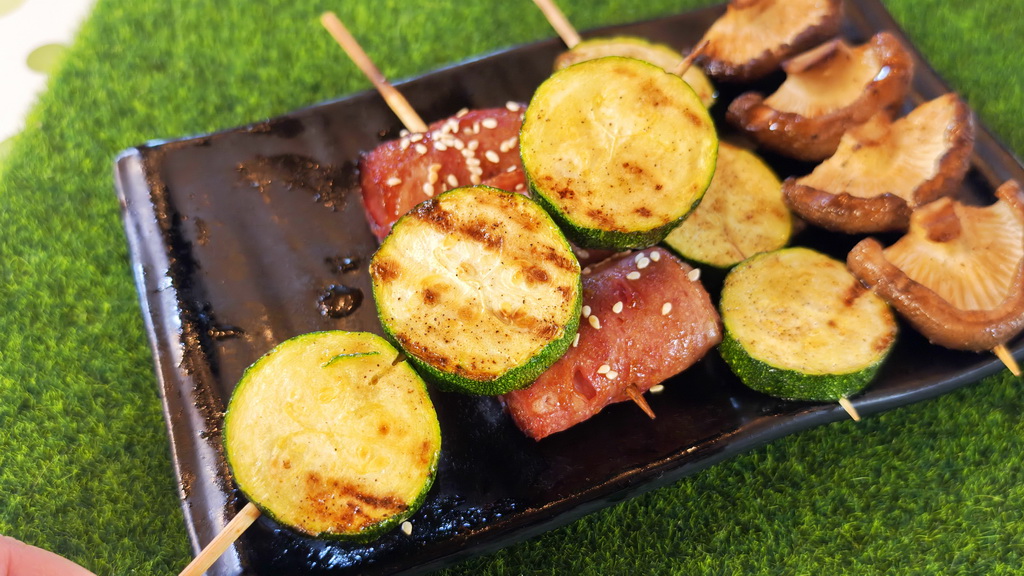 【雞老闆桶仔雞】士林夜市人氣聚餐地標|金黃酥脆烤雞、KTV歡聚、學生優惠一次滿足 - 老爺爺與小老婆