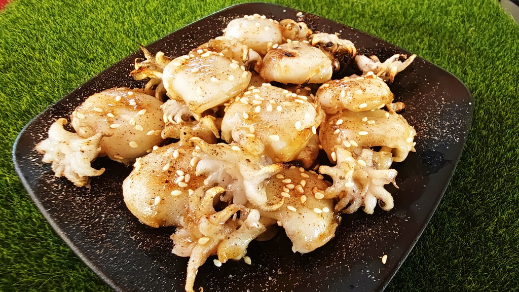 【雞老闆桶仔雞】士林夜市人氣聚餐地標|金黃酥脆烤雞、KTV歡聚、學生優惠一次滿足 - 老爺爺與小老婆