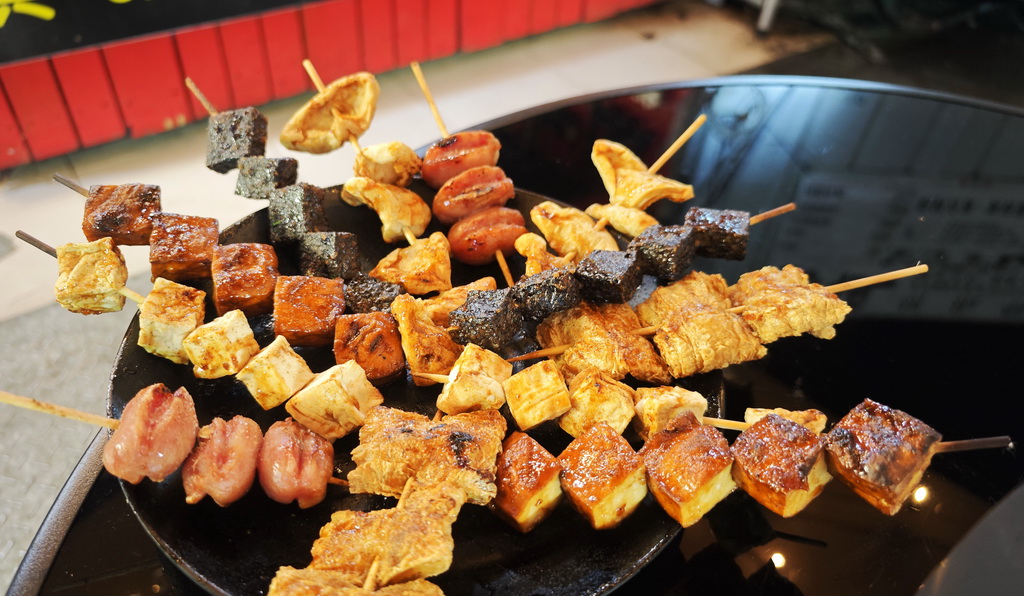 【雞老闆桶仔雞】士林夜市人氣聚餐地標|金黃酥脆烤雞、KTV歡聚、學生優惠一次滿足 - 老爺爺與小老婆