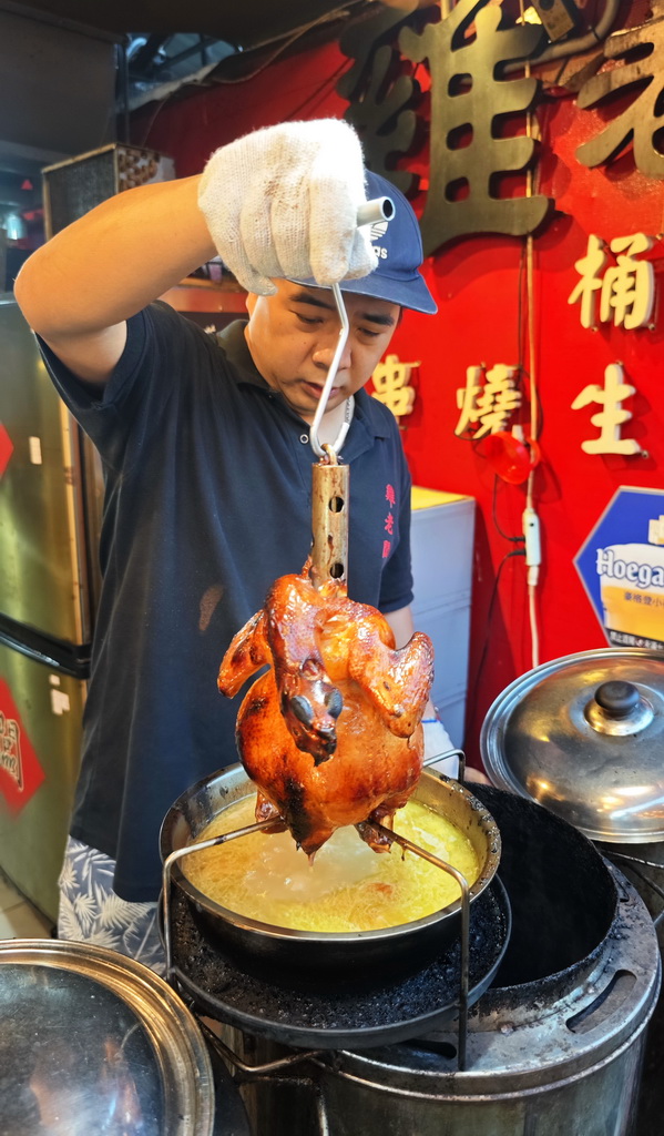 【雞老闆桶仔雞】士林夜市人氣聚餐地標|金黃酥脆烤雞、KTV歡聚、學生優惠一次滿足 - 老爺爺與小老婆