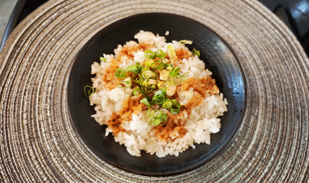 【雞老闆桶仔雞】士林夜市人氣聚餐地標|金黃酥脆烤雞、KTV歡聚、學生優惠一次滿足 - 老爺爺與小老婆