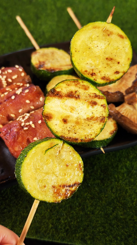 【雞老闆桶仔雞】士林夜市人氣聚餐地標|金黃酥脆烤雞、KTV歡聚、學生優惠一次滿足 - 老爺爺與小老婆