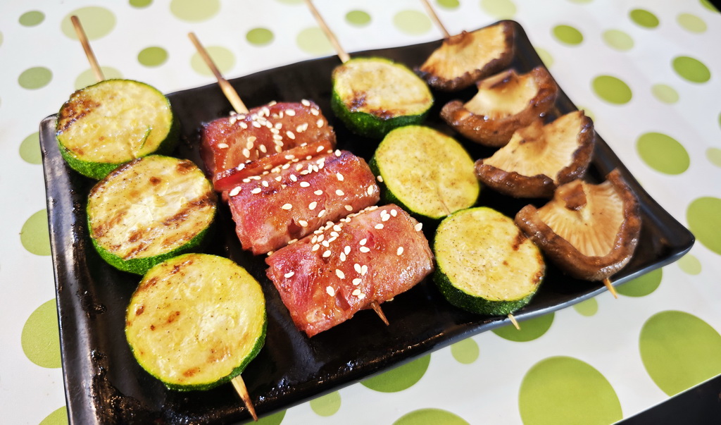 【雞老闆桶仔雞】士林夜市人氣聚餐地標|金黃酥脆烤雞、KTV歡聚、學生優惠一次滿足 - 老爺爺與小老婆