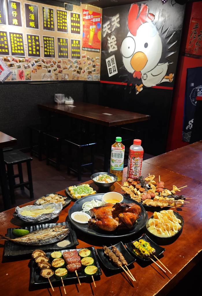 【雞老闆桶仔雞】士林夜市人氣聚餐地標|金黃酥脆烤雞、KTV歡聚、學生優惠一次滿足 - 老爺爺與小老婆