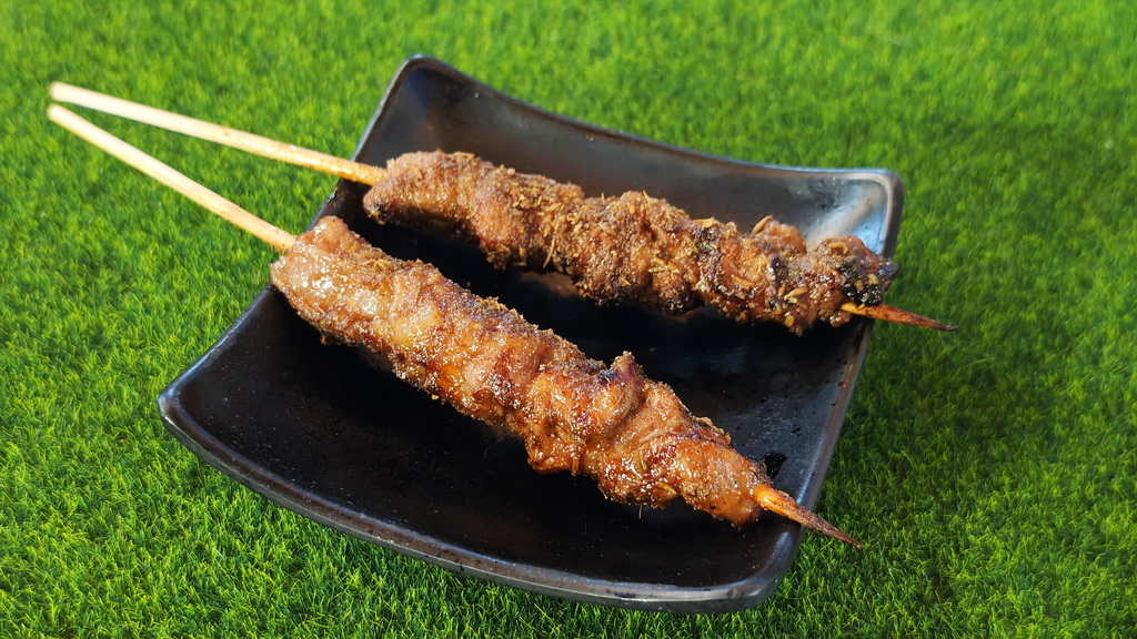 【雞老闆桶仔雞】士林夜市人氣聚餐地標|金黃酥脆烤雞、KTV歡聚、學生優惠一次滿足 - 老爺爺與小老婆