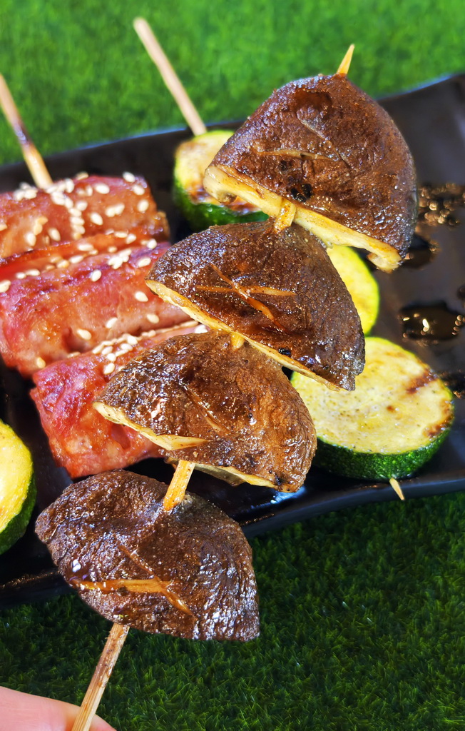 【雞老闆桶仔雞】士林夜市人氣聚餐地標|金黃酥脆烤雞、KTV歡聚、學生優惠一次滿足 - 老爺爺與小老婆