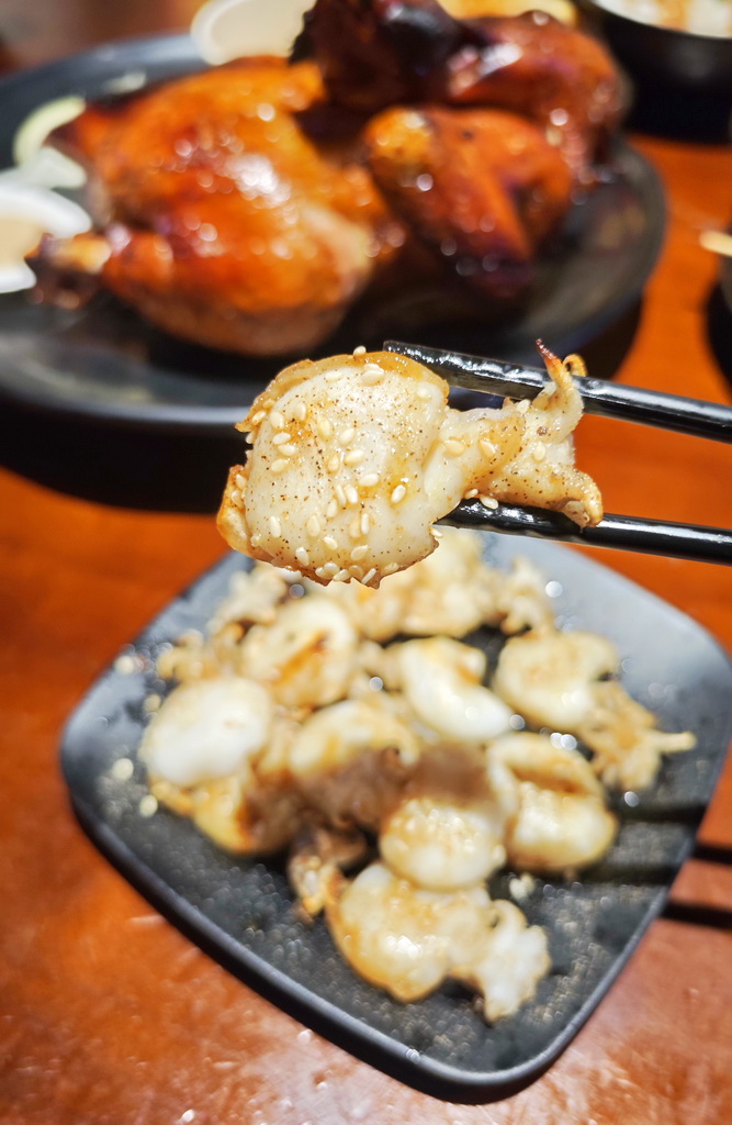 【雞老闆桶仔雞】士林夜市人氣聚餐地標|金黃酥脆烤雞、KTV歡聚、學生優惠一次滿足 - 老爺爺與小老婆