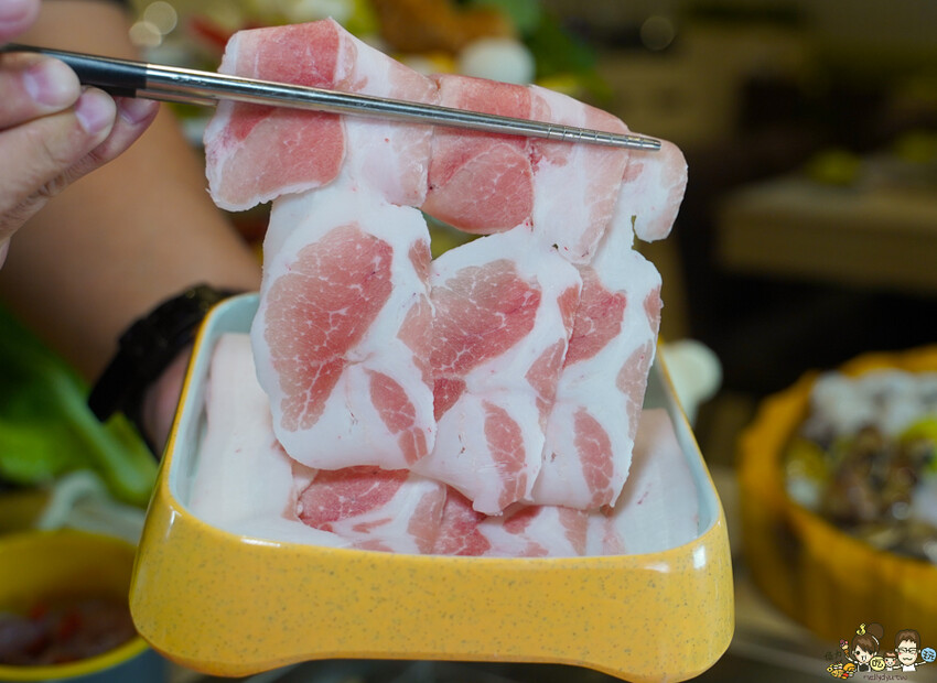 台南首間 星野肉肉鍋 安平府前店 街邊店,和牛吃到飽、超過50種鍋物料無限放、超萌星野熊、升降鴛鴦鍋 - 跟著尼力吃喝玩樂&親子生活