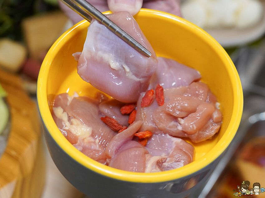 台南首間 星野肉肉鍋 安平府前店 街邊店,和牛吃到飽、超過50種鍋物料無限放、超萌星野熊、升降鴛鴦鍋 - 跟著尼力吃喝玩樂&親子生活