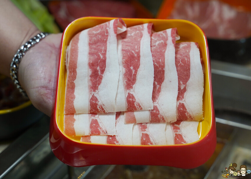 台南首間 星野肉肉鍋 安平府前店 街邊店,和牛吃到飽、超過50種鍋物料無限放、超萌星野熊、升降鴛鴦鍋 - 跟著尼力吃喝玩樂&親子生活