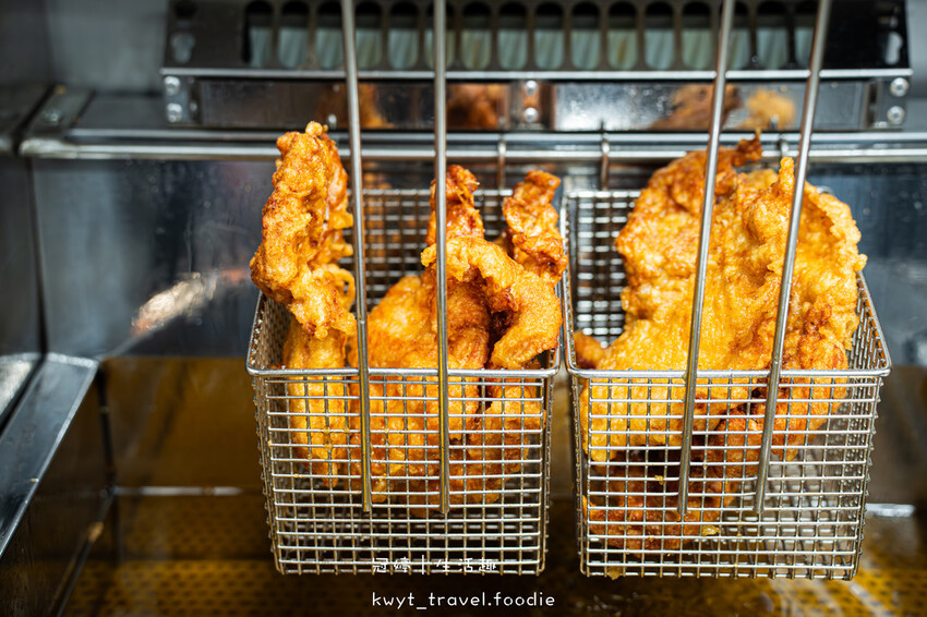 逢甲夜市美食_巷口炸雞逢甲店，69元比臉大超厚雞排！20天開