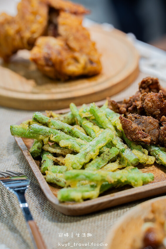 逢甲夜市美食_巷口炸雞逢甲店，69元比臉大超厚雞排！20天開