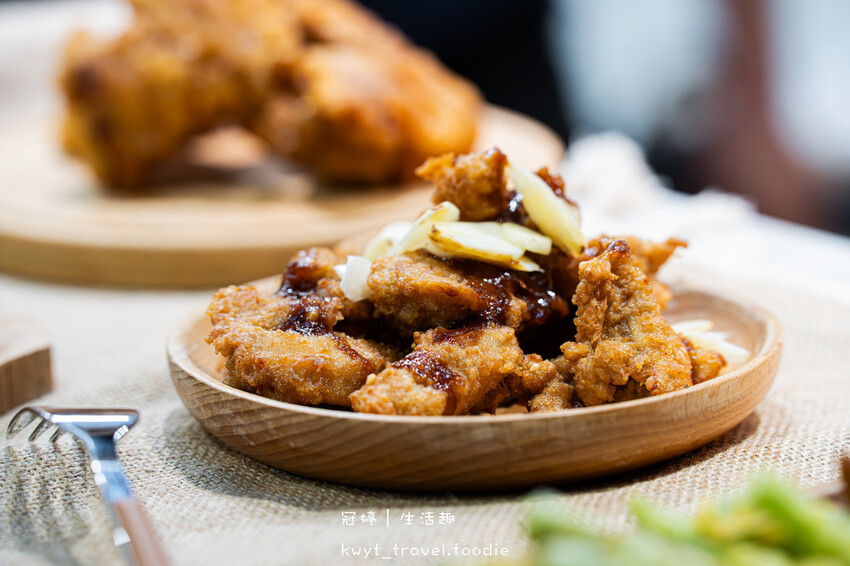 逢甲夜市美食_巷口炸雞逢甲店，69元比臉大超厚雞排！20天開