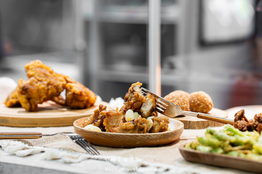 逢甲夜市美食_巷口炸雞逢甲店，69元比臉大超厚雞排！20天開