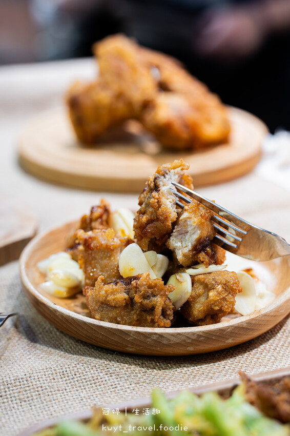 逢甲夜市美食_巷口炸雞逢甲店，69元比臉大超厚雞排！20天開