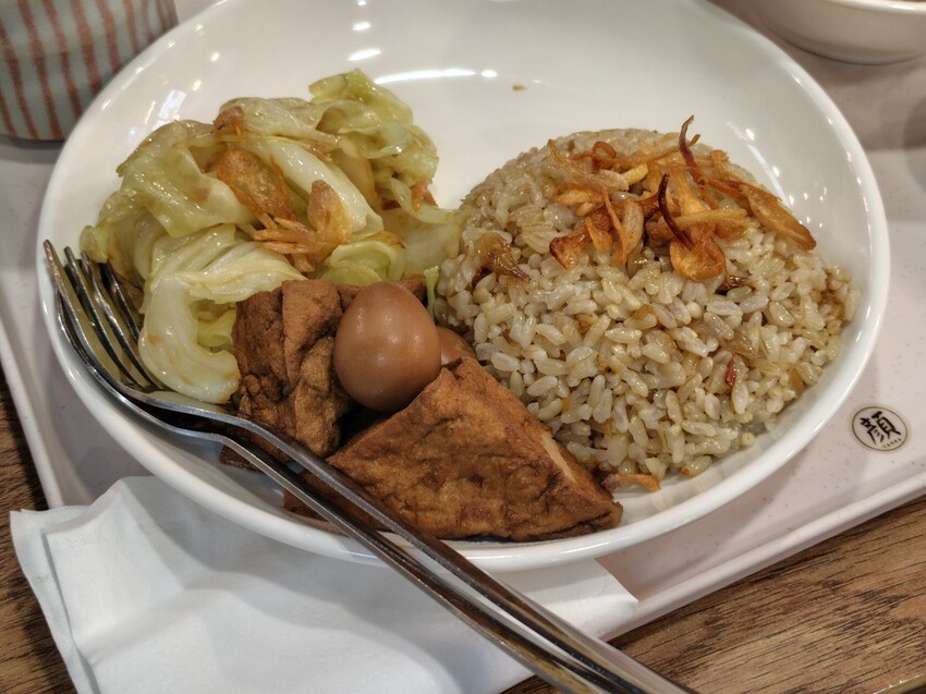 台北小巨蛋站吧生肉骨茶!中崙市場必吃「顏氏肉骨茶」正宗馬來西亞風味,愛肉骨茶老饕快來。