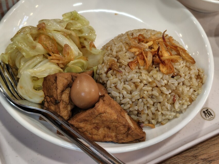 台北小巨蛋站吧生肉骨茶!中崙市場必吃「顏氏肉骨茶」正宗馬來西亞風味,愛肉骨茶老饕快來。