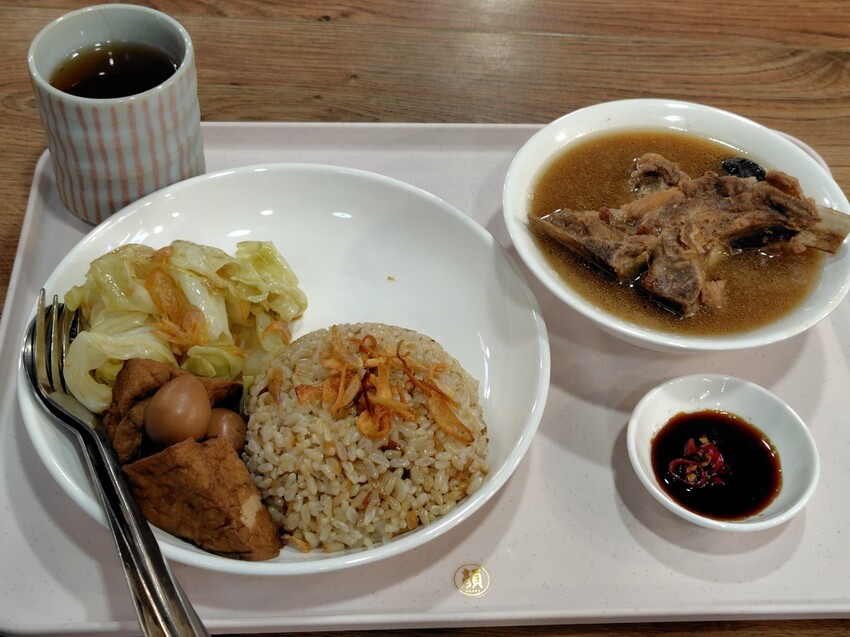 台北小巨蛋站吧生肉骨茶!中崙市場必吃「顏氏肉骨茶」正宗馬來西亞風味,愛肉骨茶老饕快來。