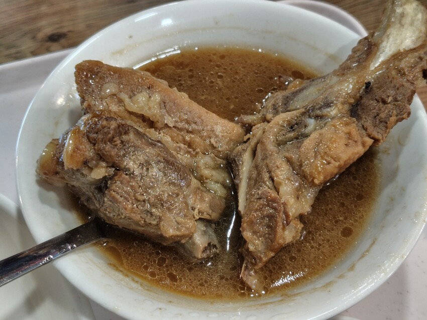 台北小巨蛋站吧生肉骨茶!中崙市場必吃「顏氏肉骨茶」正宗馬來西亞風味,愛肉骨茶老饕快來。