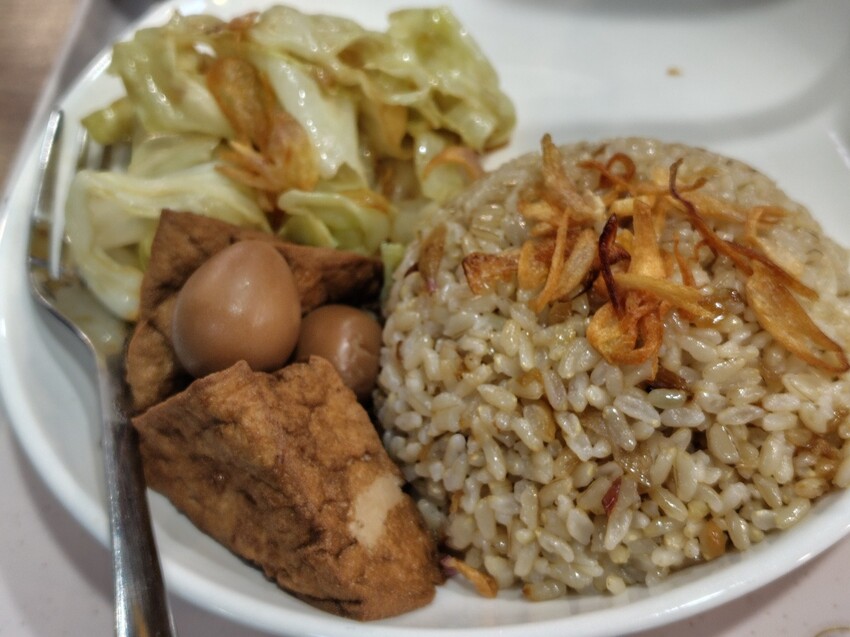 台北小巨蛋站吧生肉骨茶!中崙市場必吃「顏氏肉骨茶」正宗馬來西亞風味,愛肉骨茶老饕快來。