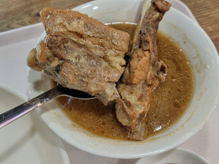 台北小巨蛋站吧生肉骨茶!中崙市場必吃「顏氏肉骨茶」正宗馬來西亞風味,愛肉骨茶老饕快來。