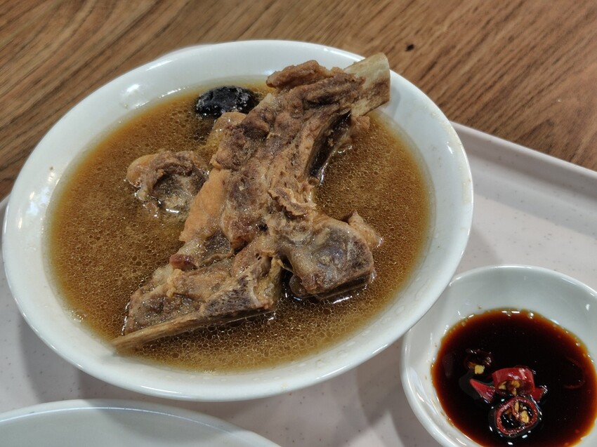 台北小巨蛋站吧生肉骨茶!中崙市場必吃「顏氏肉骨茶」正宗馬來西亞風味,愛肉骨茶老饕快來。