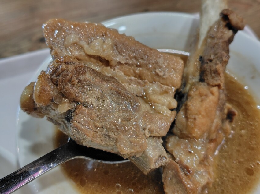 台北小巨蛋站吧生肉骨茶!中崙市場必吃「顏氏肉骨茶」正宗馬來西亞風味,愛肉骨茶老饕快來。