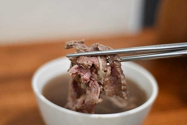 台南公園牛肉湯推薦｜阿蓮牛肉湯：免費牛肉燥飯吃到飽！