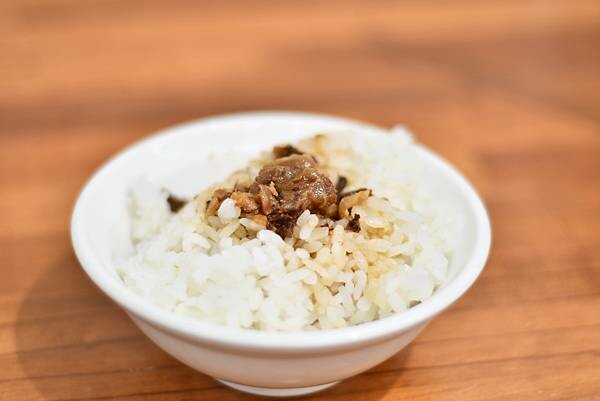 台南公園牛肉湯推薦｜阿蓮牛肉湯：免費牛肉燥飯吃到飽！