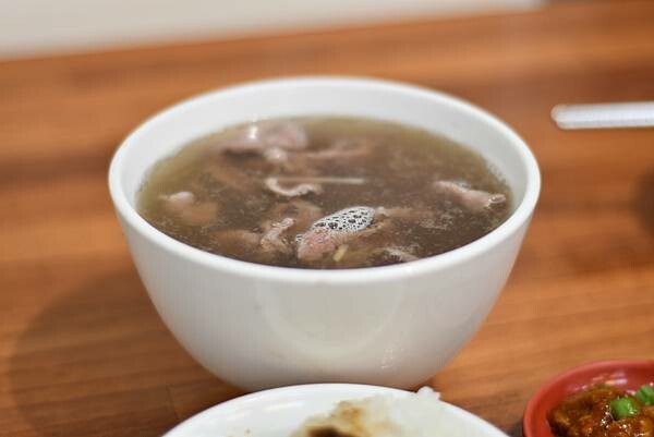 台南公園牛肉湯推薦｜阿蓮牛肉湯：免費牛肉燥飯吃到飽！