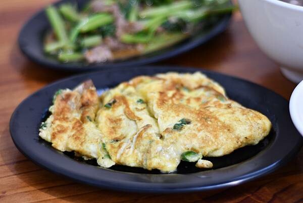 台南公園牛肉湯推薦｜阿蓮牛肉湯：免費牛肉燥飯吃到飽！