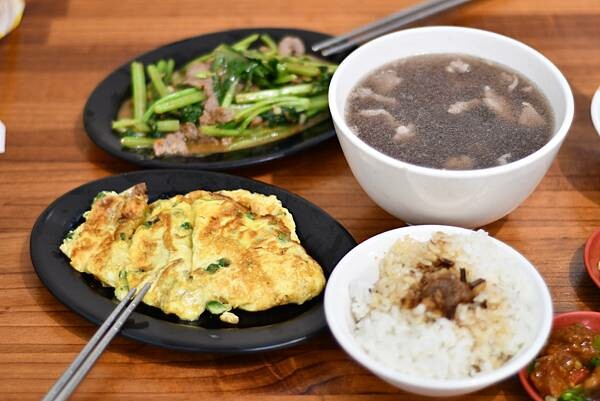 台南公園牛肉湯推薦｜阿蓮牛肉湯：免費牛肉燥飯吃到飽！