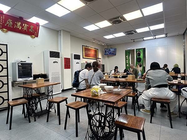 台南公園牛肉湯推薦｜阿蓮牛肉湯：免費牛肉燥飯吃到飽！