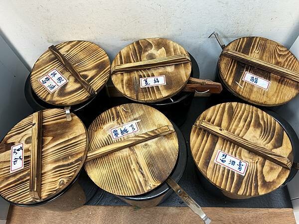 台南公園牛肉湯推薦｜阿蓮牛肉湯：免費牛肉燥飯吃到飽！