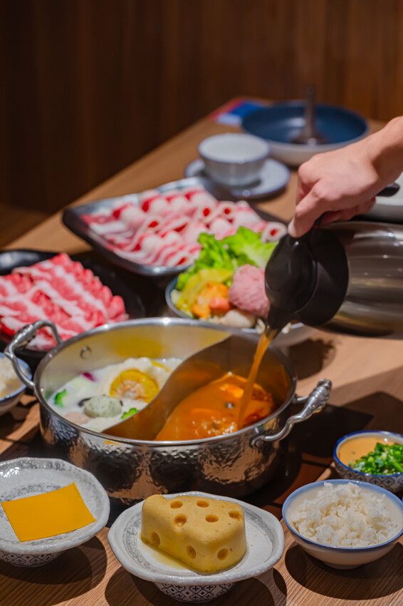 高雄美食必吃「這一小鍋高雄SOGO店」個人小火鍋澎派自助吧吃到飽。