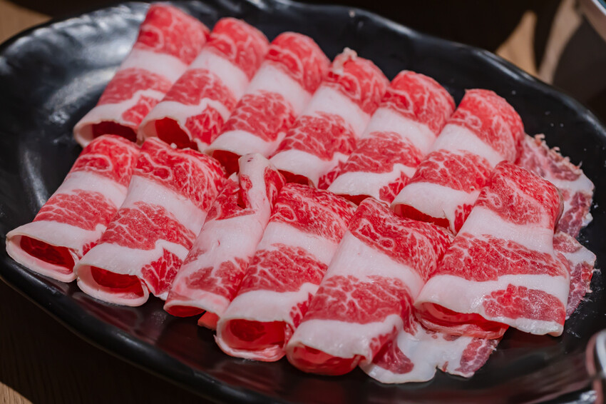 高雄美食必吃「這一小鍋高雄SOGO店」個人小火鍋澎派自助吧吃到飽。