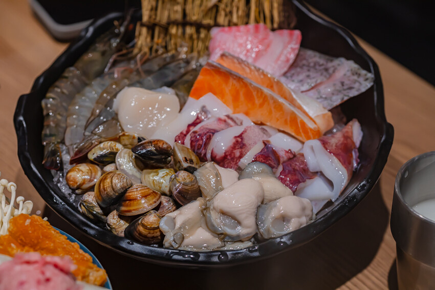 高雄美食必吃「這一小鍋高雄SOGO店」個人小火鍋澎派自助吧吃到飽。