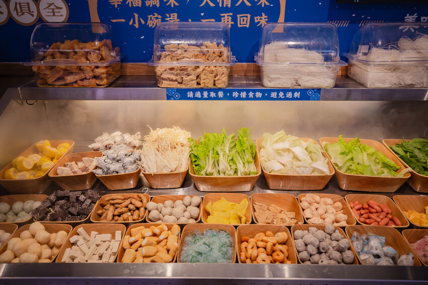 高雄美食必吃「這一小鍋高雄SOGO店」個人小火鍋澎派自助吧吃到飽。