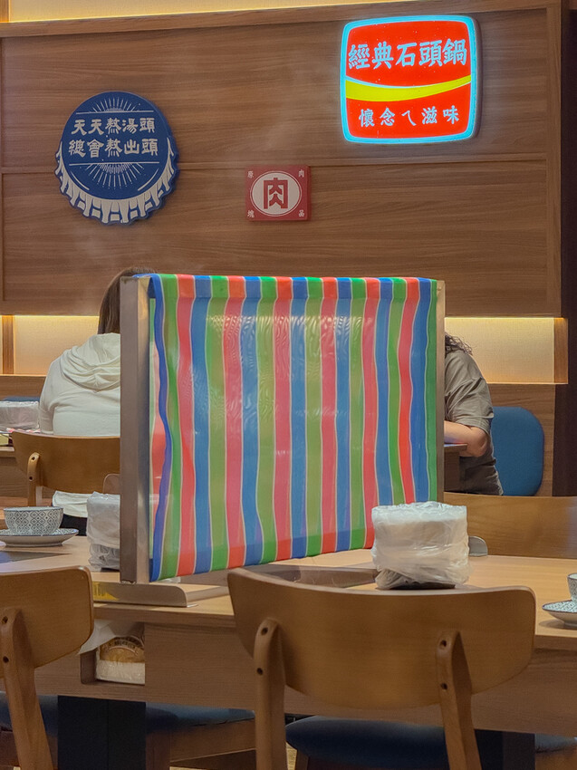 高雄美食必吃「這一小鍋高雄SOGO店」個人小火鍋澎派自助吧吃到飽。