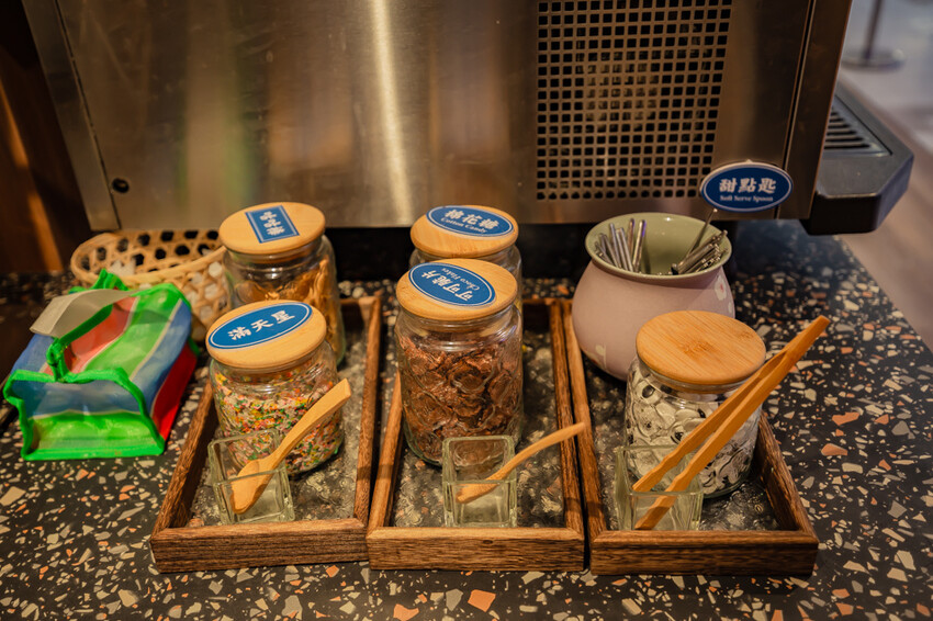 高雄美食必吃「這一小鍋高雄SOGO店」個人小火鍋澎派自助吧吃到飽。