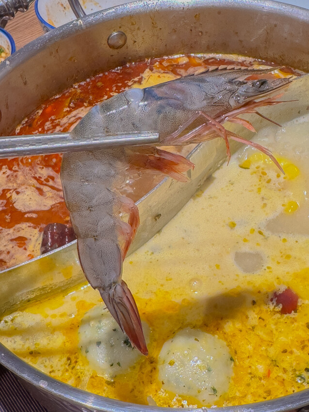 高雄美食必吃「這一小鍋高雄SOGO店」個人小火鍋澎派自助吧吃到飽。