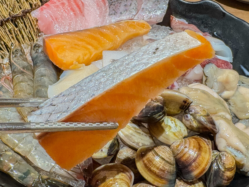 高雄美食必吃「這一小鍋高雄SOGO店」個人小火鍋澎派自助吧吃到飽。